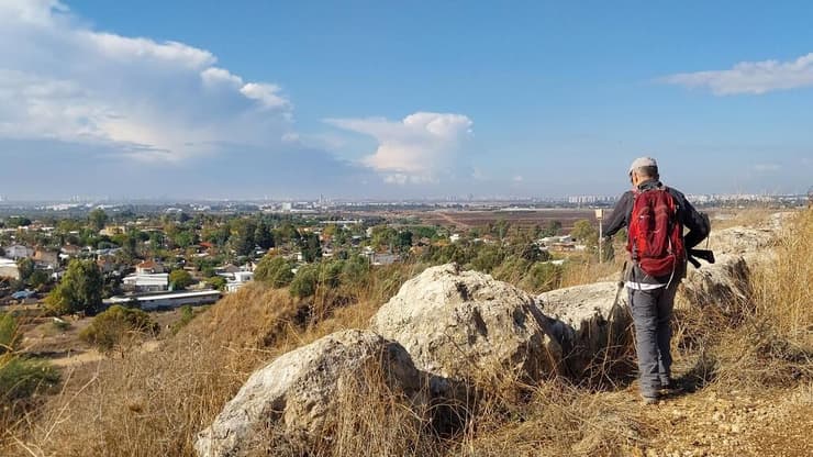 תצפית לאזור נתב"ג וגוש דן מעל מושב ברקת (צילום: איציק בן דב, החברה להגנת הטבע) תצפית לאזור נתב"ג וגוש דן מעל מושב ברקת