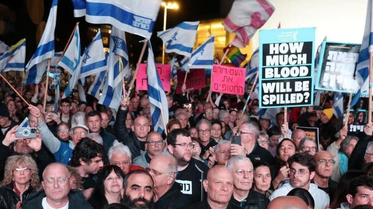 הפגנת ענק בהבימה נגד הממשלה, הערב (צילום: דנה קופל) הפגנה בהבימה נגד הממשלה