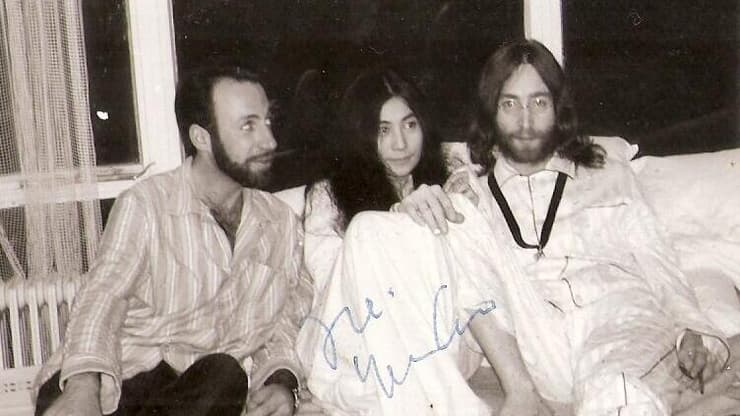 ג'ון לנון, יוקו אונו ועקיבא נוף במיטה