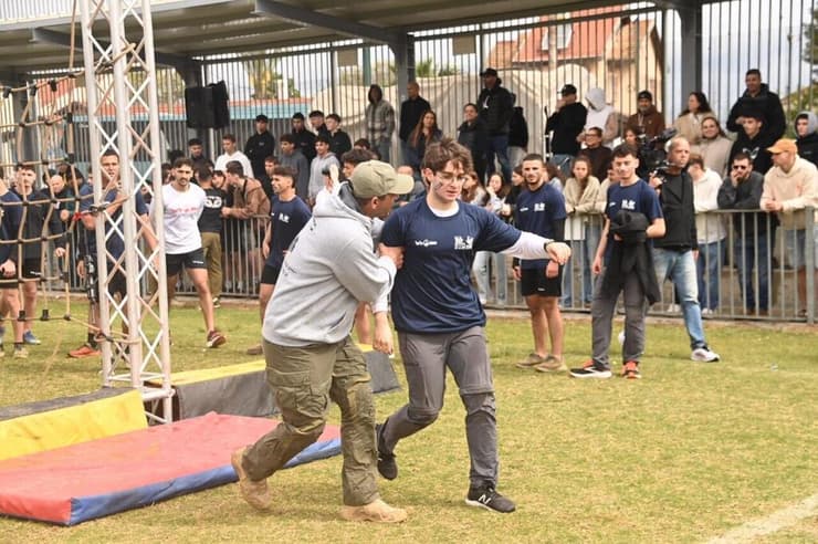 קובי מעודד את אחד המתחרים לא לוותר    
