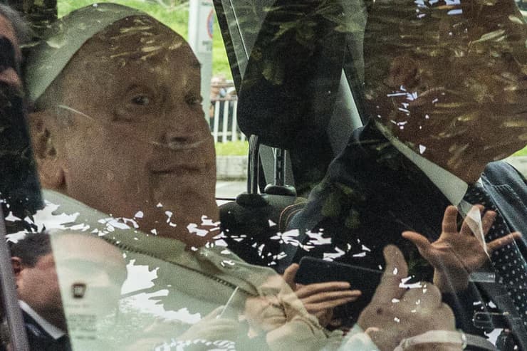 צילום: AP Photo/Stefano Costantino האפיפיור אפיפיור פרנסיסקוס מחובר לחמצן עם שחרורו מ בית החולים ג'מלי ב רומא איטליה