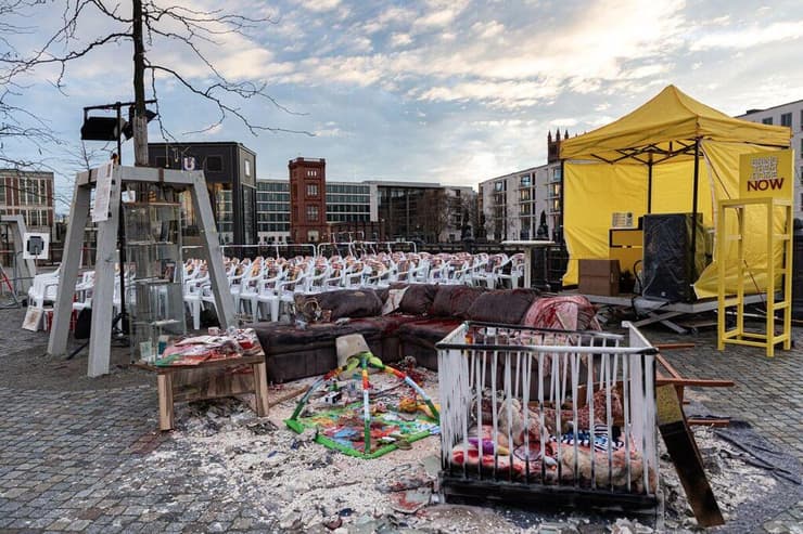 כיכר Babelplatz בברלין שהוסבה ל"כיכר החטופים". "תמרור אזהרה שהיה נכון ב-1933 ונכון גם היום"    