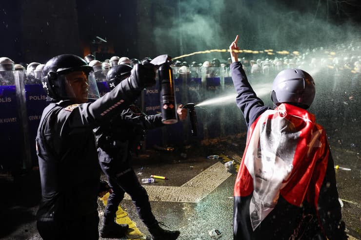 צילום:REUTERS/Umit Bektas הפגנה ב איסטנבול טורקיה בעקבות מעצר ראש העיר אכרם אימאמאולו