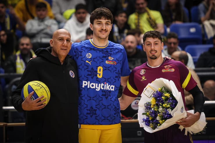 מכין הפתעה לאקסית? יפתח זיו מקבל פרחים ממכבי ת"א במשחק החזרה שלו ליד אליהו (צילום: עוז מועלם) מכבי ת"א רומן סורקין דורון ג'אמצי' הפועל חולון יפתח זיו