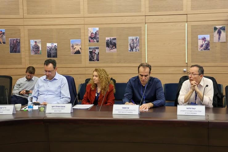 חלק מהעורכים בדיון בוועדת העלייה והקליטה