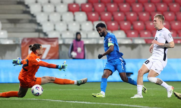 לא מתכוון לחזור לליגה הישראלית. דסה במדי הנבחרת (צילום: REUTERS/Bernadett Szabo) אלי דסה