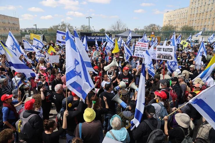 משמרת 101 במצור מחאה בירושלים מול מעון רה"מ כנגד ההחלטה לחזור ללחימה בעזה ופיטורי ראש השב"כ רונן בר