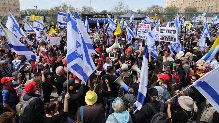 משמרת 101 במצור מחאה בירושלים מול מעון רה"מ כנגד ההחלטה לחזור ללחימה בעזה ופיטורי ראש השב"כ רונן בר