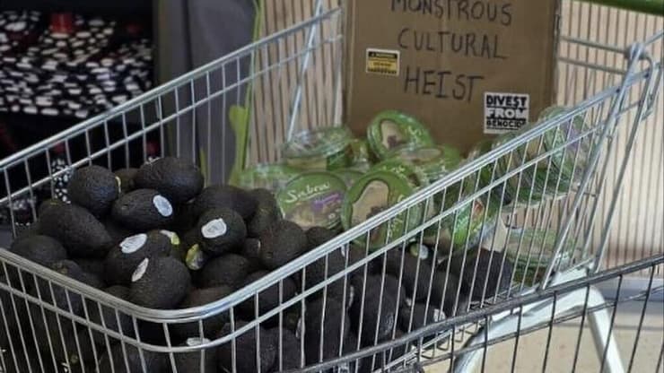 האבוקדו והחומוס תוצרת הארץ ש"הוחרמו" על ידי הפעילים בסופר (צילום מתוך חשבון האינסטגרם של chorley4palestine) עגלה מלאה במוצרים שהוחרמו