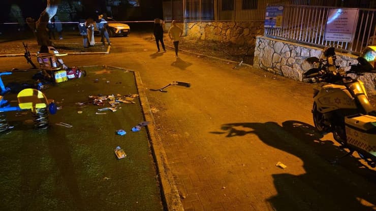 הגינה הציבורית בקריית אתא (צילום: תיעוד מבצעי מד"א) 2 נערים נפצעו מקרוסלה בעקבות אתגר טיקטוק בקריית אתא