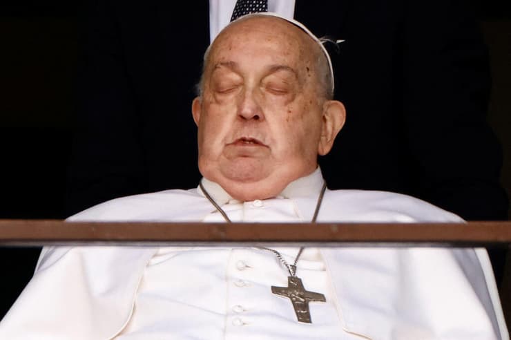 צילום: REUTERS/Yara Nardi האפיפיור אפיפיור פרנסיסקוס מנופף לתמוכיו עם שחרורו מ בית החולים ג'מלי ב רומא איטליה