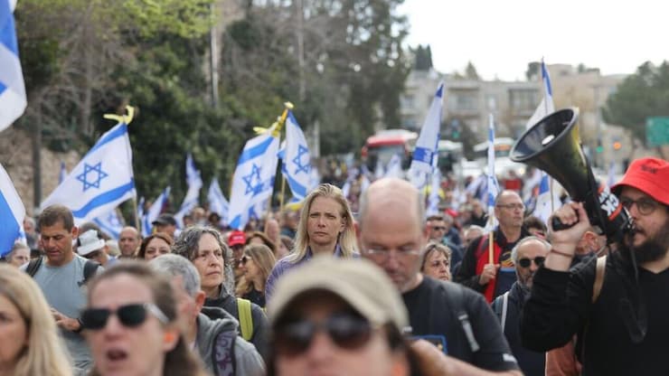 המחאה בירושלים נגד הדחת היועמ"שית (צילום: אלכס קולומויסקי ) צעדה והפגנת ענק נגד הדחת היועמ"שית בירושלים