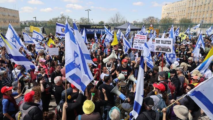 צעדה והפגנת ענק נגד הדחת היועמ"שית בירושלים