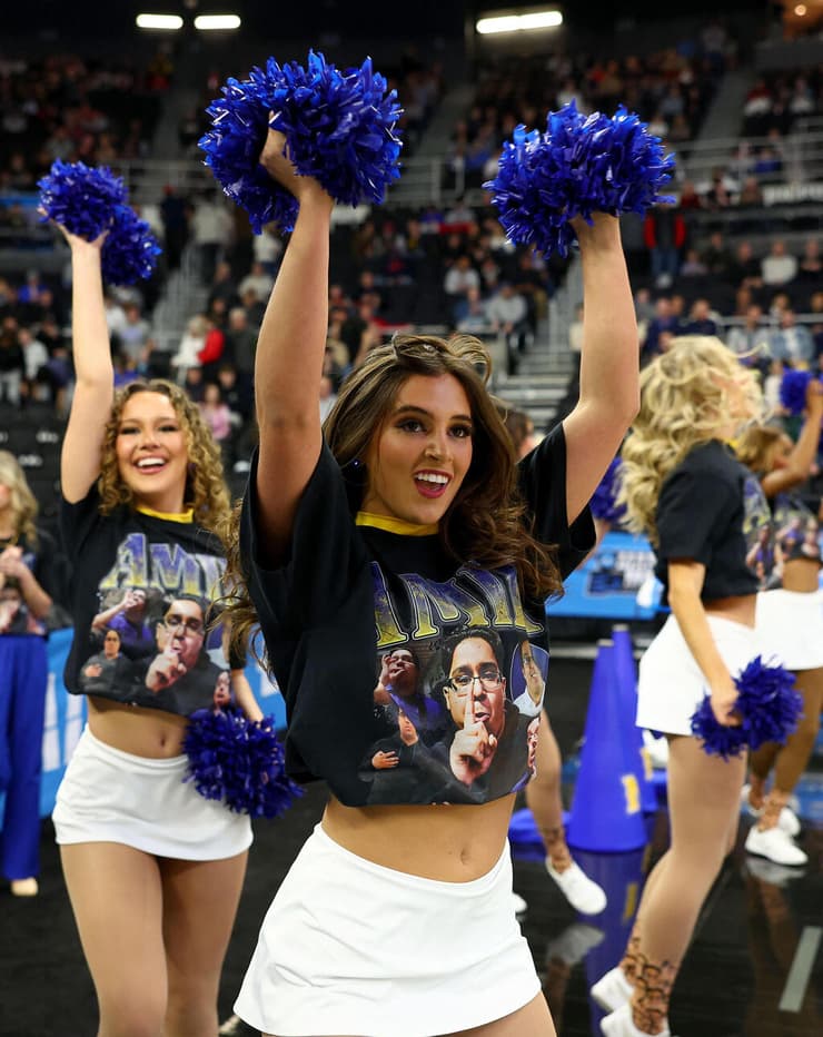 מעודדות עם תמונה של אמיר קאן