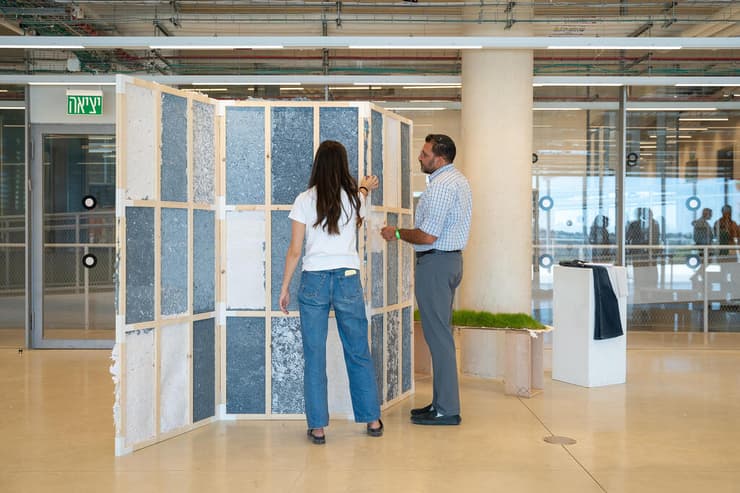 הצגת מערכת מחיצה קלה מטקסטיל ממוחזר שפותחה במעבדת SOFT בבצלאל אקדמיה לאמנות ועיצוב ירושלים (צילום: יום עומר) הצגת מערכת מחיצה קלה מטקסטיל ממוחזר שפותחה במעבדת SOFT בבצלאל אקדמיה לאמנות ועיצוב ירושלים