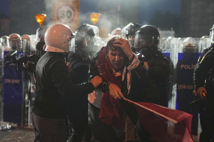 צילום:AP Photo/Francisco Seco הפגנה ב איסטנבול טורקיה בעקבות מעצר ראש העיר אכרם אימאמאולו