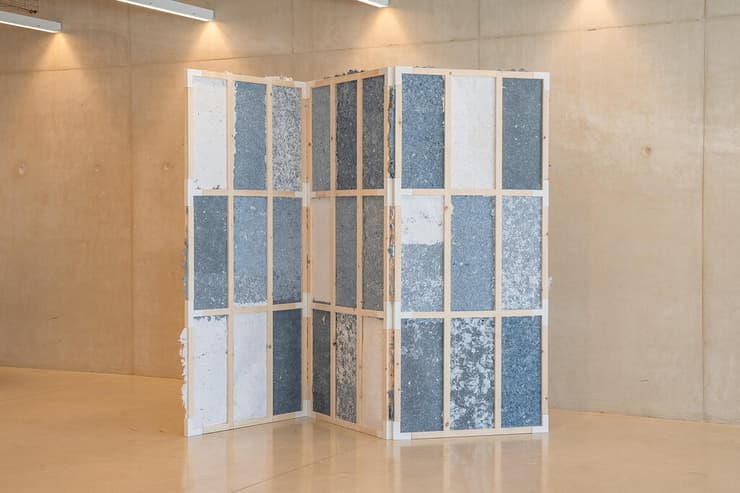 הצגת מערכת מחיצה קלה מטקסטיל ממוחזר שפותחה במעבדת SOFT בבצלאל אקדמיה לאמנות ועיצוב ירושלים (צילום: יום עומר) הצגת מערכת מחיצה קלה מטקסטיל ממוחזר שפותחה במעבדת SOFT בבצלאל אקדמיה לאמנות ועיצוב ירושלים