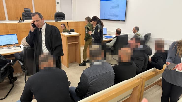 אחד הדיונים בפרשת ההתעללות. בכתב האישום אין אזכור לעבירות מיניות - כי לא ניתן לקבוע חד-משמעית (צילום: קובי קואנקס ) דיון בבית הדין הצבאי בית ליד בפרשת שדה תימן, חשד להתעללות בעצור פלסטיני