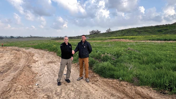 רפי בן עמי מנכ"ל אפלייד  מטיריאלס ישראל, וניר אמיתי, מייסד ומנכ"ל עמותת חוות רימון - על רקע חלק מהשטח שעליו תוקם החווה