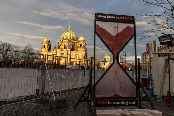 אלמנטים דומים לאלה שבכיכר בתל אביב. "כיכר החטופים" בברלין    