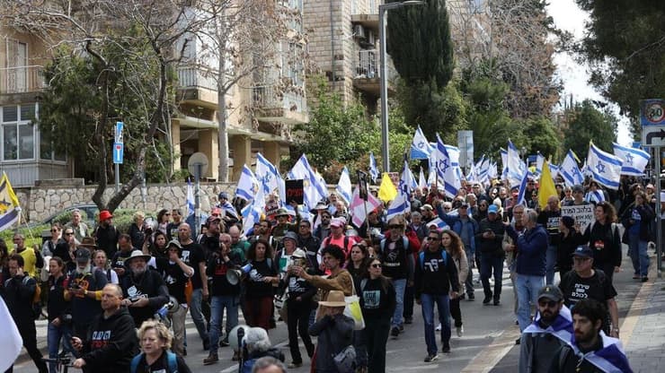 צעדה והפגנת ענק נגד הדחת היועמ"שית בירושלים