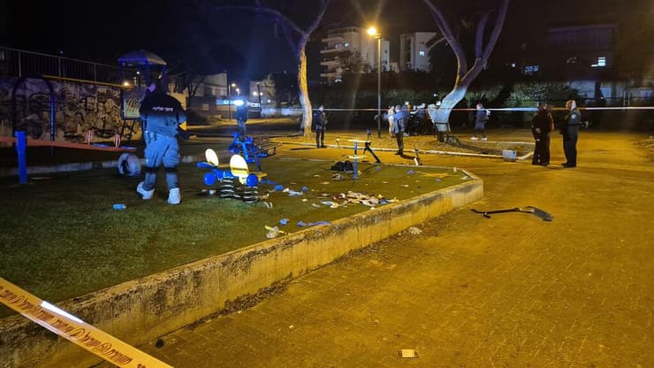 המשטרה בזירה (צילום: שרון צור) 2 נערים נפצעו מקרוסלה בעקבות אתגר טיקטוק בקריית אתא