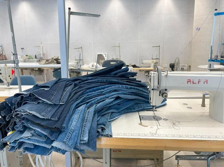 פסולת ג'ינס לפני פירוק ועיבוד מחדש לכדי משטחי טקסטיל לבניה (צילום: יום עומר) פסולת ג'ינס לפני פירוק ועיבוד מחדש לכדי משטחי טקסטיל לבניה