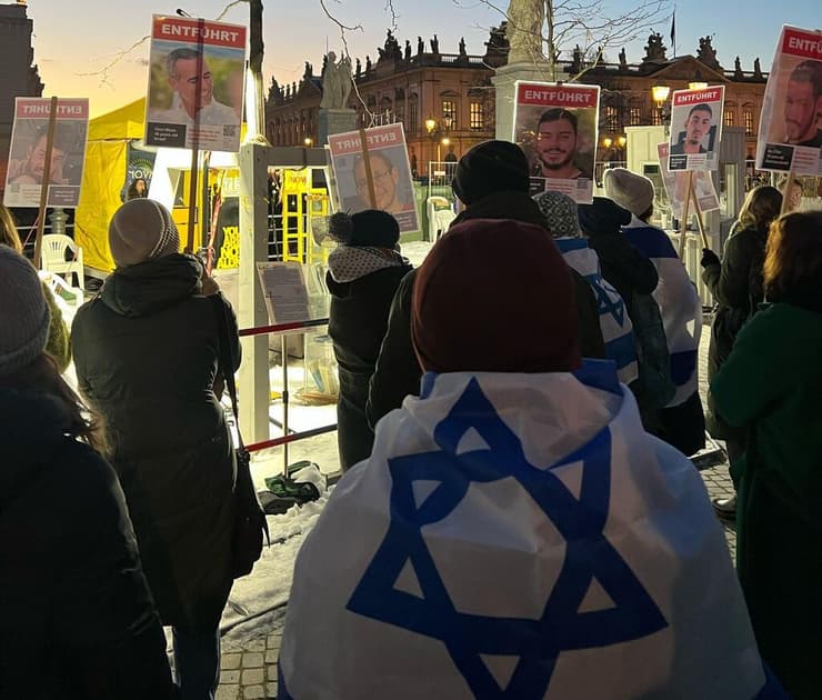 עצרת למען השבת החטופים ב"כיכר החטופים" בברלין. "7 באוקטובר חייב להיחרט בזיכרון הקולקטיבי העולמי"