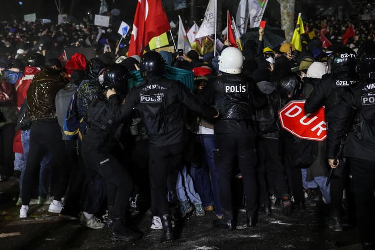 צילום: REUTERS/Alexandros Avramidis הפגנה ב איסטנבול טורקיה בעקבות מעצר ראש העיר אכרם אימאמאולו