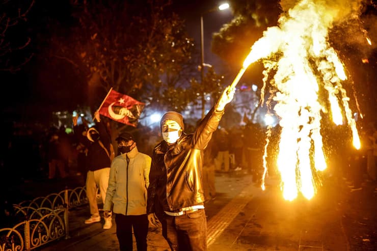 מפגינים באנקרה (צילום: Adem ALTAN / AFP) טורקיה אנקרה הפגנות הפגנה מחאה על מעצר ראש העיר איסטנבול