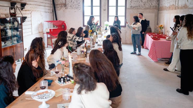 שישי בשבילך". סדנה להכנת נרות וחברותיהן במקווה ישראל