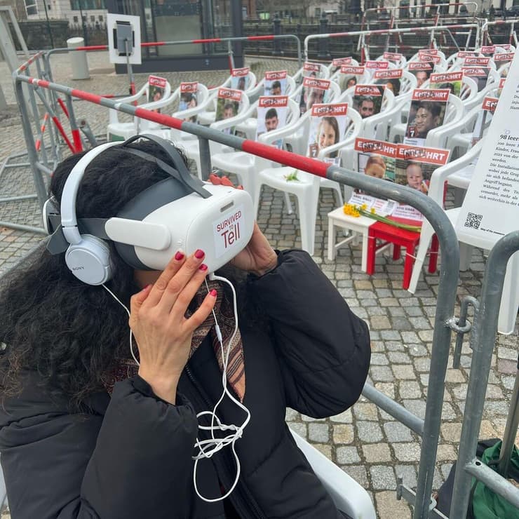 אישה מקומית בזמן הצפייה בסרטון שמציע המיזם בברלין. "הצופים חווים רגעים מזעזעים"    