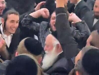 השר יצחק גולדקנופף בחתונה של אחיינו כשברקע מתנגן שיר: "בשלטון הכופרים אין אנו מאמינים, ובלשכותיהם אין אנו מתייצבים"