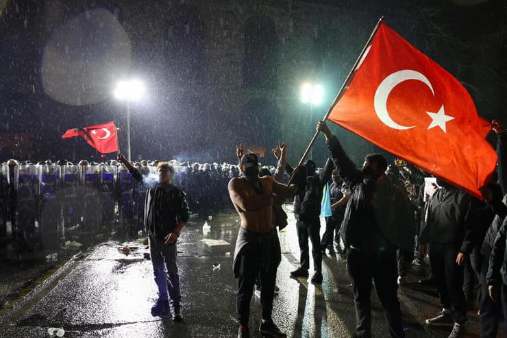 מפגינים מול שוטרים באיסטנבול בעוד ליל הפגנות (צילום: REUTERS/Umit Bektas) הפגנה ב איסטנבול טורקיה בעקבות מעצר ראש העיר אכרם אימאמאולו