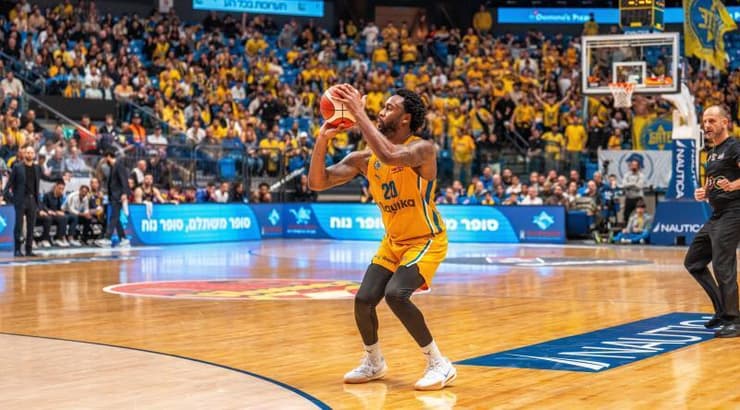 ליוואי רנדולף זורק לשלוש