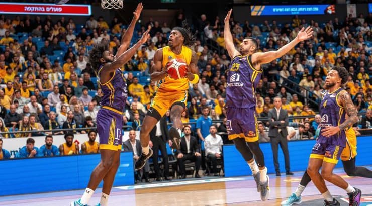 ג'ימי קלארק מול הגנת הפועל חולון