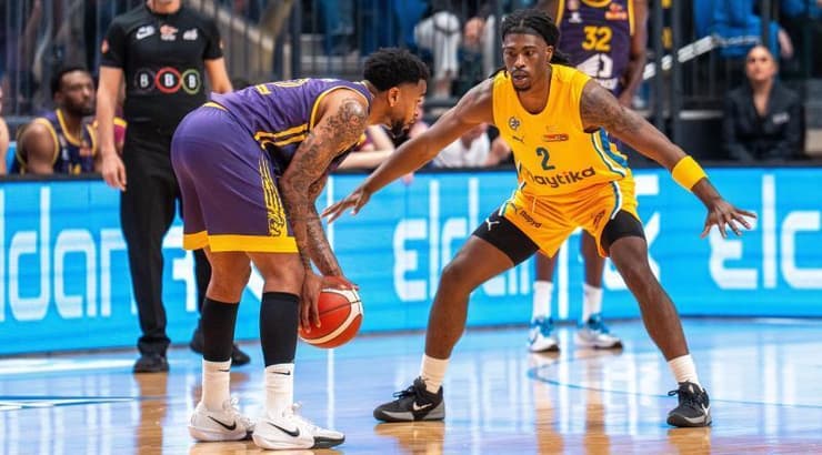 די ג'יי קופר מול ג'ימי קלארק