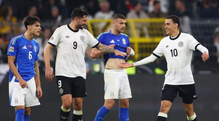 ג'מאל מוסיאלה וטים קליינדינסט חוגגים (רויטרס) ג'מאל מוסיאלה וטים קליינדינסט חוגגים