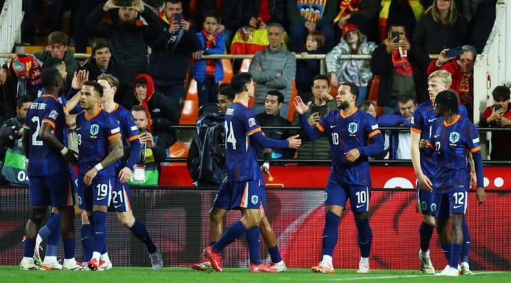 שחקני הולנד חוגגים שוויון