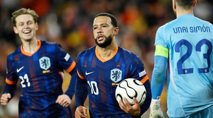 ממפיס דפאי אוסף את הכדור אחרי שכבש