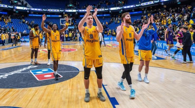 שחקני מכבי תל אביב מודים לקהל