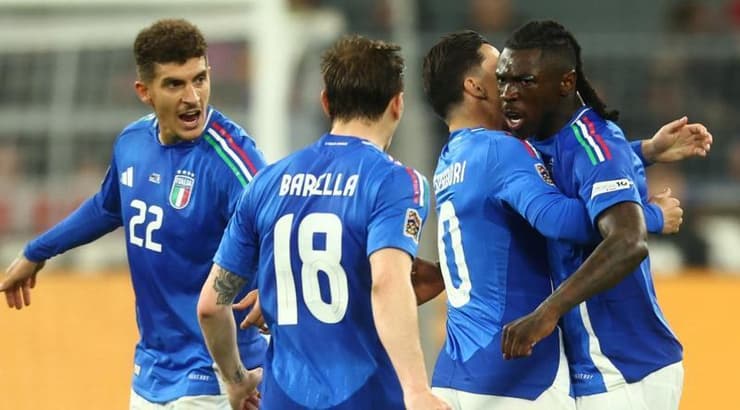 שחקני נבחרת איטליה חוגגים עם מויזה קין (רויטרס) שחקני נבחרת איטליה חוגגים עם מויזה קין