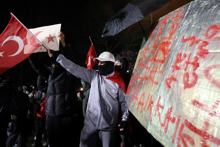 צילום: REUTERS/Alexandros Avramidis הפגנה ב איסטנבול טורקיה בעקבות מעצר ראש העיר אכרם אימאמאולו
