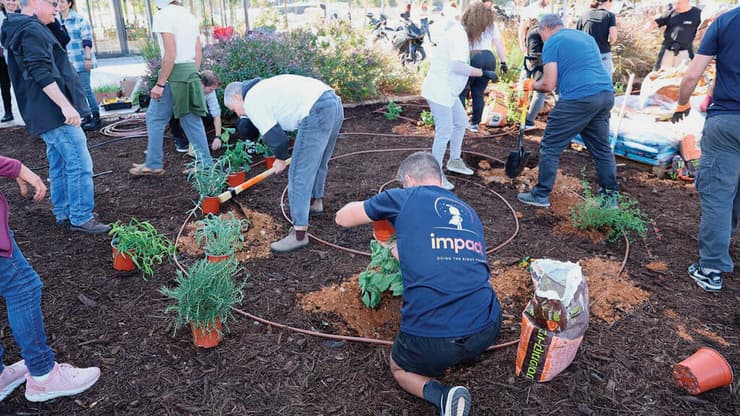 עובדי אמדוקס. 15,000 התנדבות שעות בשנה