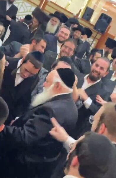 השר יצחק גולדקנופף בחתונה של אחיינו כשברקע מתנגן שיר: "בשלטון הכופרים אין אנו מאמינים, ובלשכותיהם אין אנו מתייצבים"