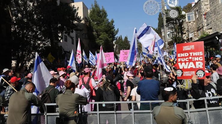 משמרת 101 במצור מחאה בירושלים מול מעון רה"מ כנגד ההחלטה לחזור ללחימה בעזה ופיטורי ראש השב"כ רונן בר