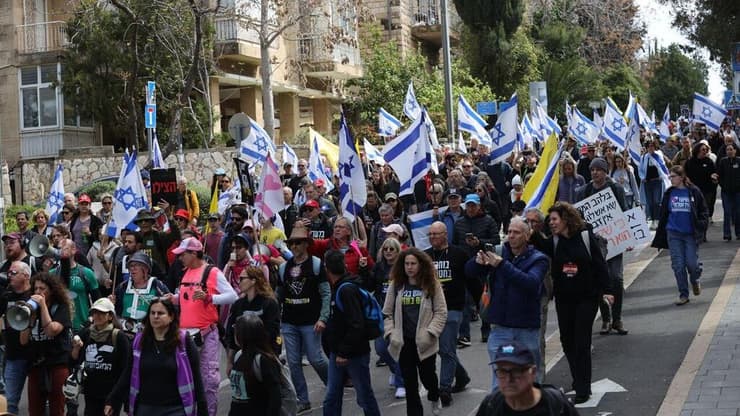 צילום: אלכס קולומויסקי צעדה והפגנת ענק נגד הדחת היועמ"שית בירושלים
