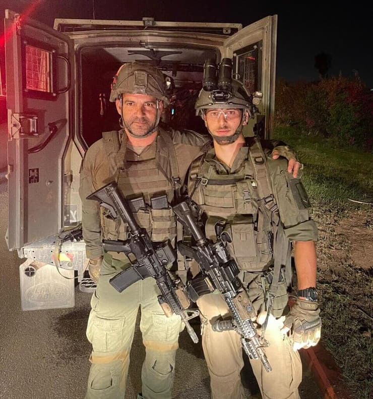 ליאב אלוש ז"ל  עם אביו קובי במפגש בזמן הלחימה בעזה 