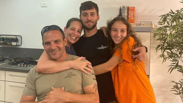 תמונה משפחתית אחרונה של ליאב אלוש ז"ל עם ההורים מלי ו קובי ואחותו עמית 