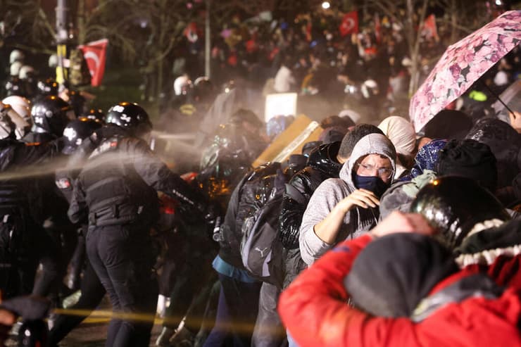 צילום: REUTERS/Umit Bektas הפגנה ב איסטנבול טורקיה בעקבות מעצר ראש העיר אכרם אימאמאולו